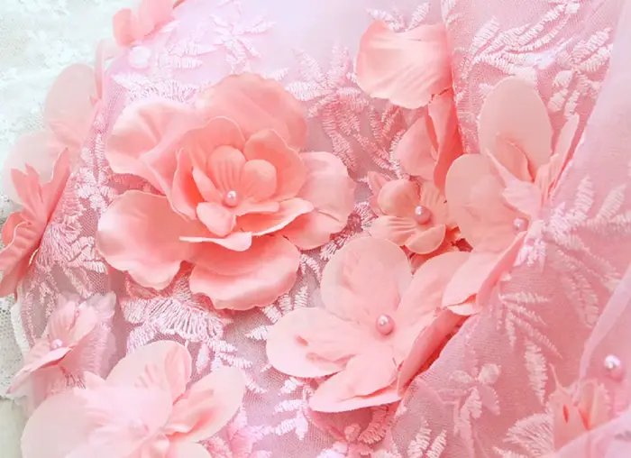 Robe de mariée rose pour chien faite à la main avec jupe brodée de fleurs 3D