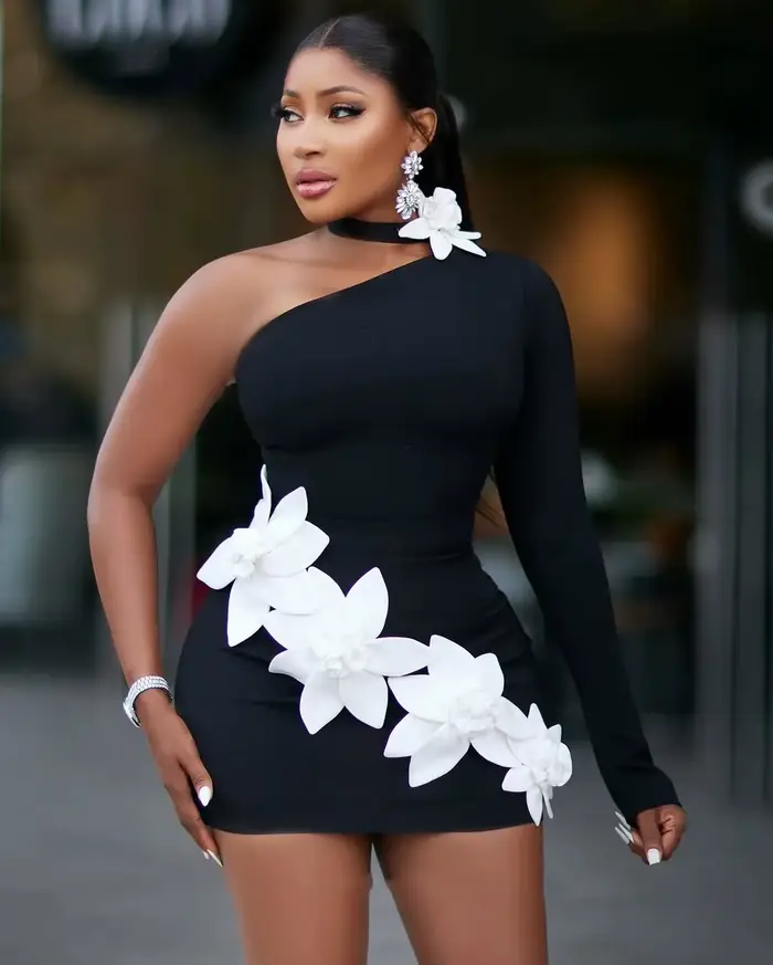 Mini-robe de bal chic noire et blanche à motifs floraux, à manches longues, extensible, asymétrique à une épaule, style fourreau, pour soirée, cocktail, anniversaire, personnalisable
