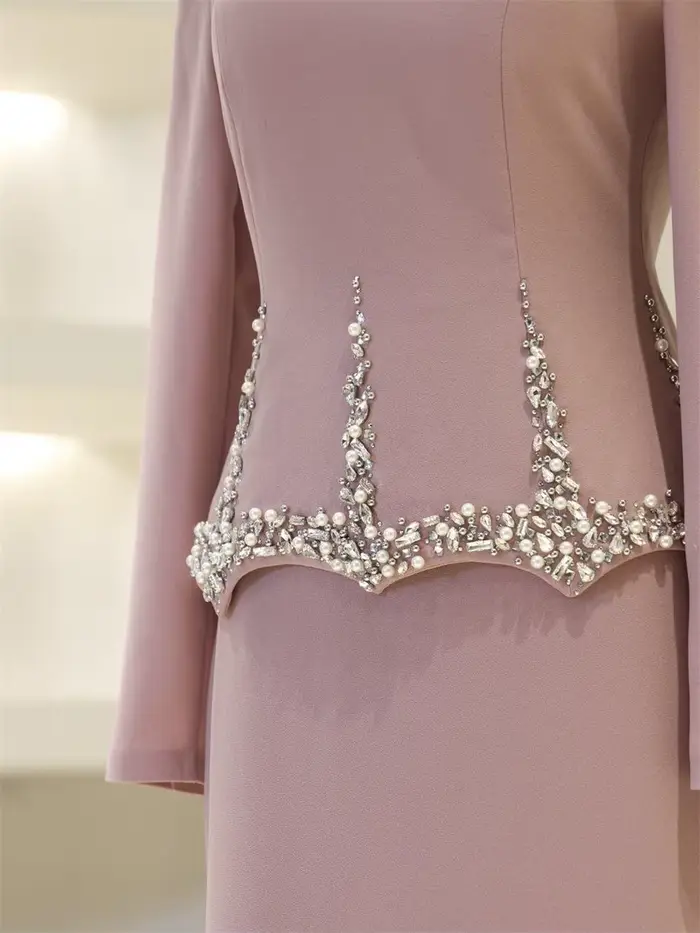 Robe de soirée Contessa en satin mauve avec manches bouffantes et décoration en perles pour femmes de tous âges occasions spéciales mariage soirée galas