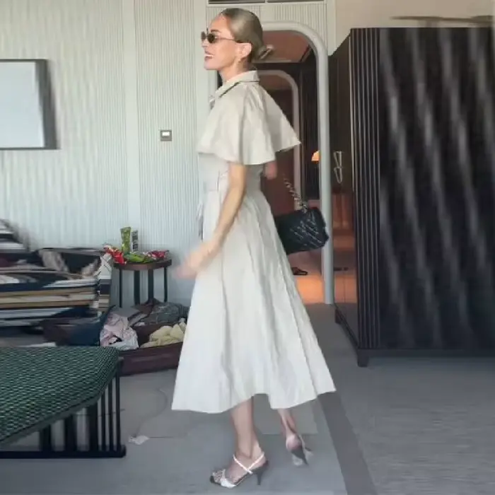 Robe élégante minimaliste à manches cape pour femme avec ceinture chic et fente avant idéale pour le bureau et les tenues décontractées d'été 2026