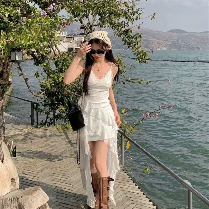 Robe longue en dentelle blanche pour femmes junior, sans manches, à volants, silhouette élégante, décolleté en V, polyester non extensible, style vintage, idéale pour les soirées et les journées quotidiennes ```