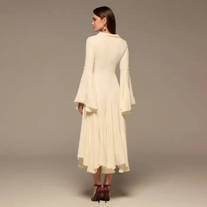 Robe de soirée élégante en satin beige