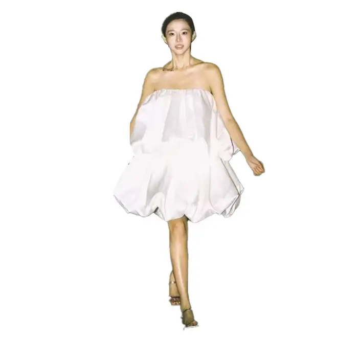 Robe de mariée légère française en satin, simple, avec train de balayage, dentelle, soutien-gorge intégré, fermeture éclair invisible, idéale pour les cérémonies de mariage et séances de photographie de voyage