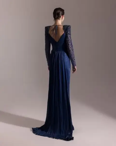 Robe de bal de luxe en satin bleu coupe sirène avec plumes et paillettes pour soirée de gala mariage ou bal