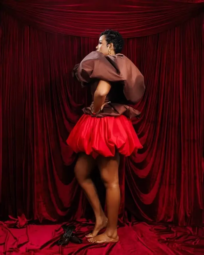 Robe de bal color block marron et rouge moderne avec épaules volantées pour femmes, bal de promo, cérémonies de mariage et soirées de gala