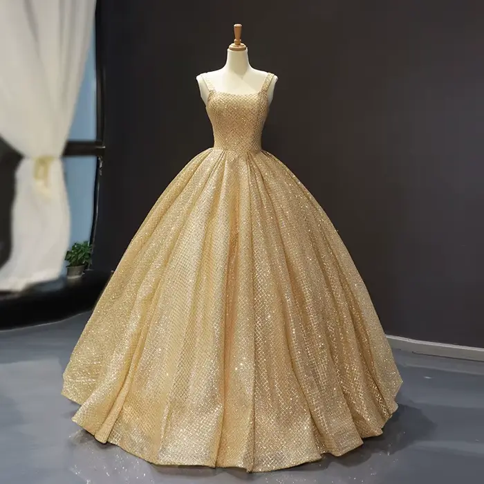 Robe de mariée à bretelles, palais de la mariée, ciel étoilé, paillettes, cérémonie de passage d'âge