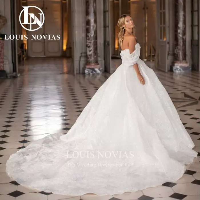 Robe de mariée moderne en tulle brillant avec décoration froncée et plissée style hors de l'épaule pour cérémonie de mariage et soirée de gala