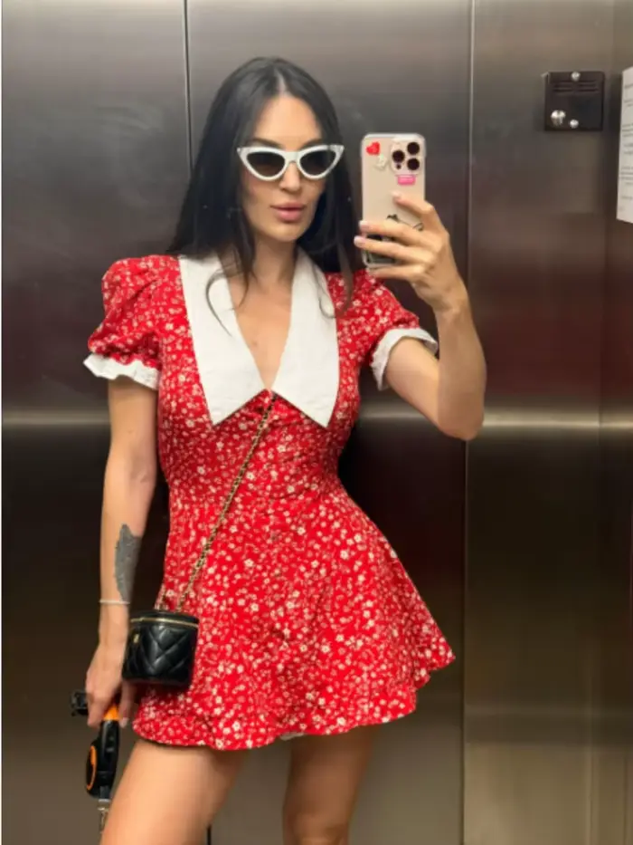 Robe courte btuce imprimé floral rouge col V sans manches pour femmes style moderne occasions spéciales