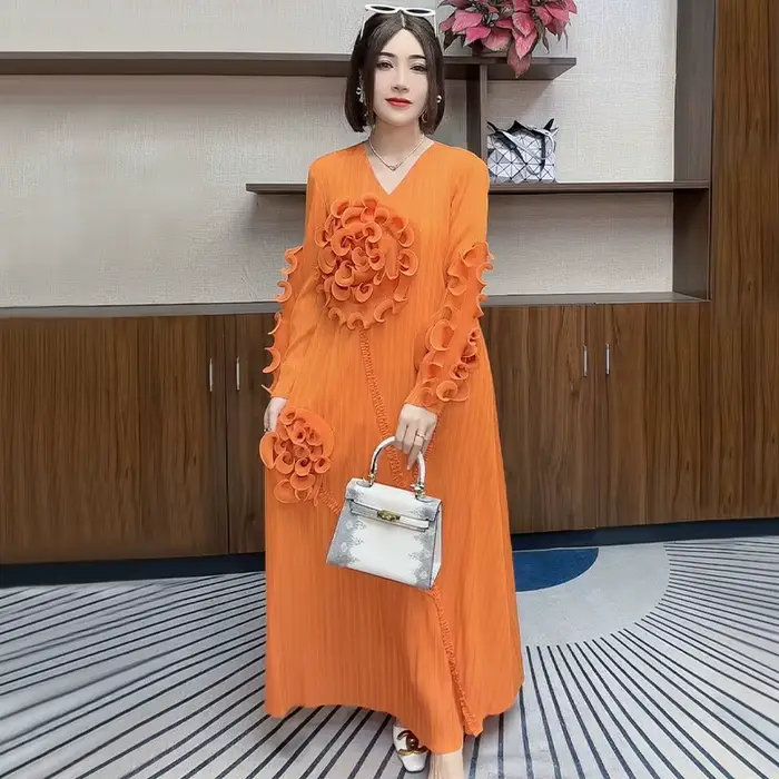 Nouvelle robe plissée ample à manches longues avec motif floral à volants