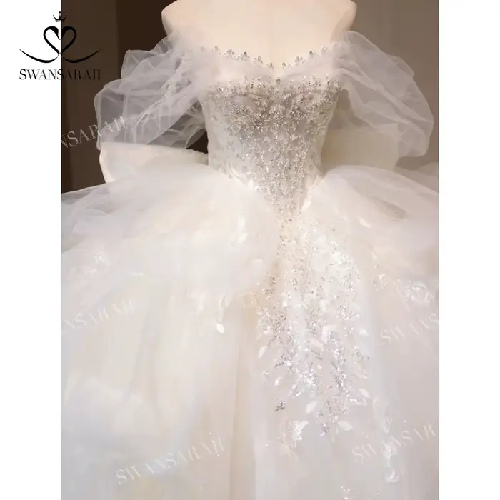 Robe de mariée perlée avec train