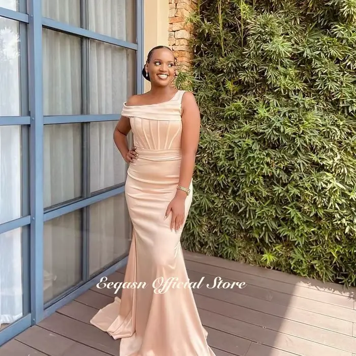 Robe de demoiselle d'honneur sirène asymétrique en crêpe avec soutien-gorge intégré pour femmes, disponibles en plusieurs couleurs et tailles pour cérémonies de mariage et événements formels