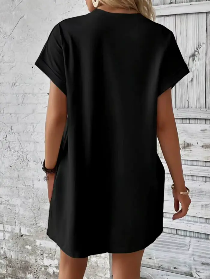 Robe noire à manches courtes avec des imprimés floraux créatifs. Idéal pour les sorties nocturnes. Achetez maintenant !