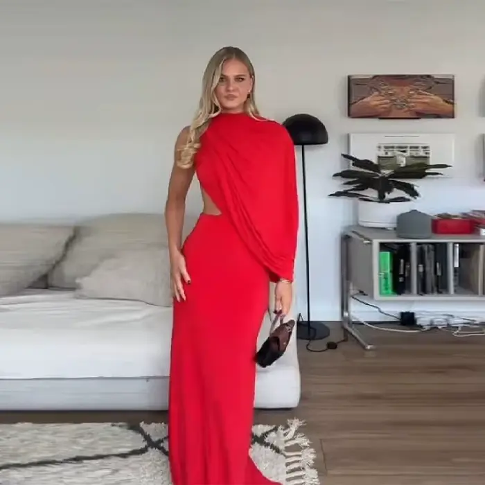 Robe longue asymétrique drapée rouge, dos nu, à une épaule, col montant, découpes, moulante, pour so