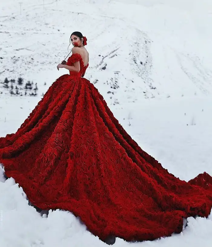 Robe de Bal Rouge Rose Princesse en Dentelle sans Manches pour Soirées et Célébrations de Quinceañera ```
