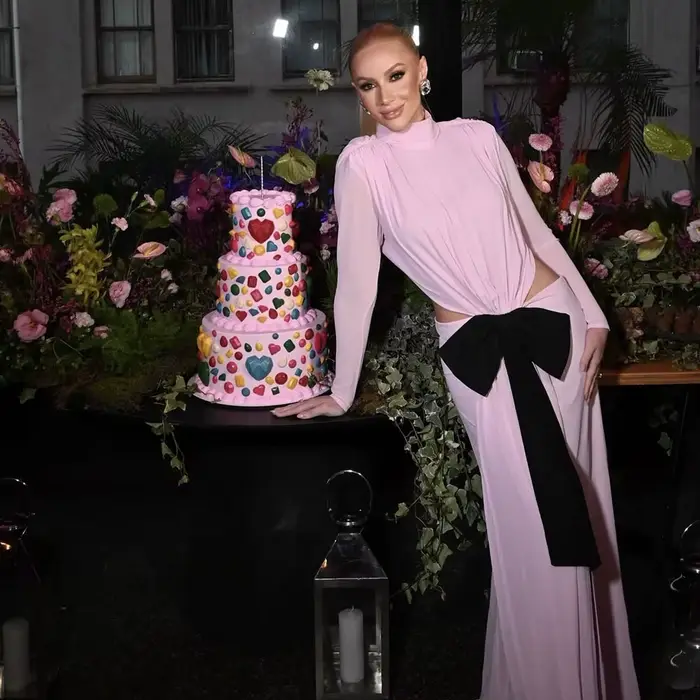 Robe de soirée rose avec nœud noir et col montant sexy pour femmes, élégante et polyvalente pour occasions spéciales ```