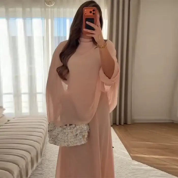 Robe longue élégante rose à col montant et cape pour femme