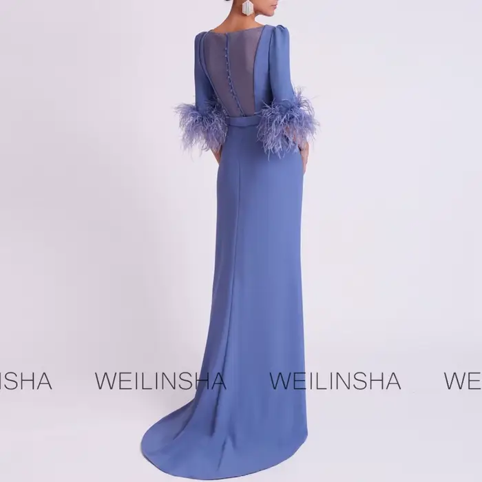 Robe de mère de la mariée personnalisée bleue avec plumes et ceinture plissée pour mariages et cérémonies élégantes