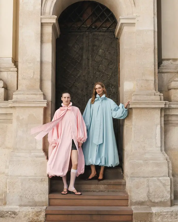 Robe longue rose pastel et bleue à manches bouffantes coupe ample pour femmes occassions spéciales soirée bal party mariage red carpet