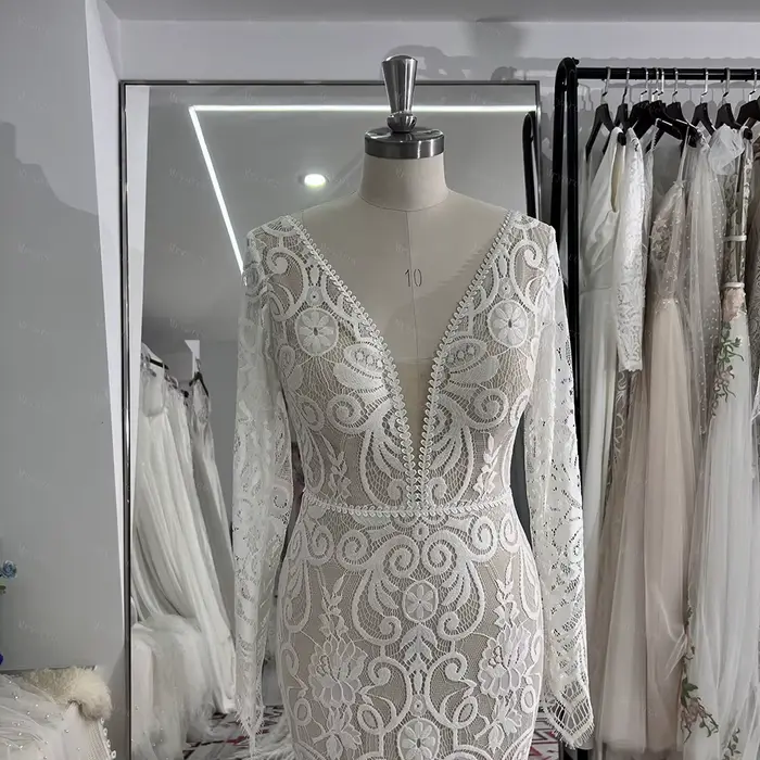 Robe de mariée bohème en dentelle avec manches longues et col en V pour femmes, idéale pour les mariages et cérémonies spéciales