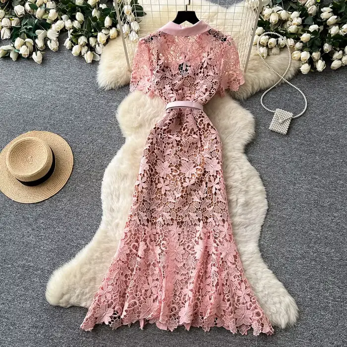 Robe midi blanche en dentelle florale pour femme avec col chemise boutonné, ceinture et ourlet à volants pour cocktail et soirée élégante