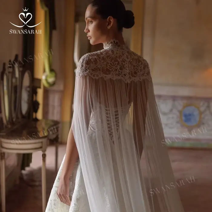 Robe de mariée SwanSarah sans manches, personnalisable en polyester, avec détails en dentelle et appliques florales pour mariage élégant et sophistiqué