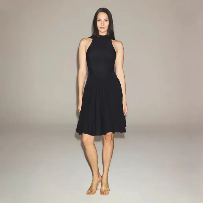 Robe plissée sans manches à col montant, ajustée et au style féminin sexy et audacieux