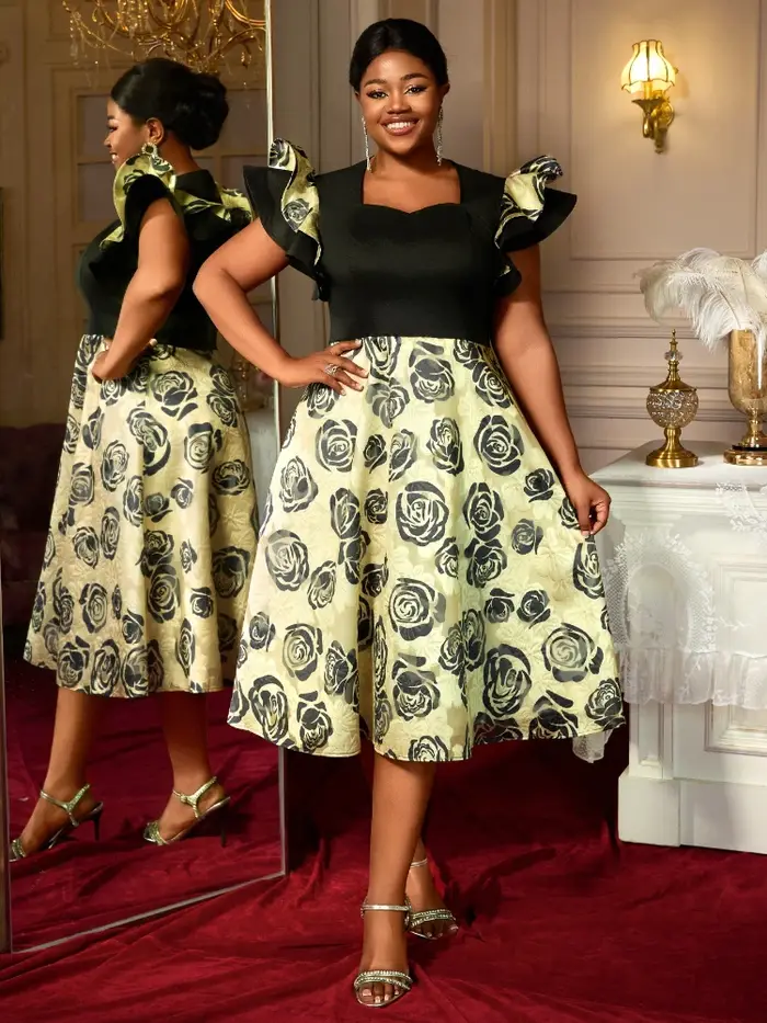 Robes trapèze en jacquard floral avec manches volantes