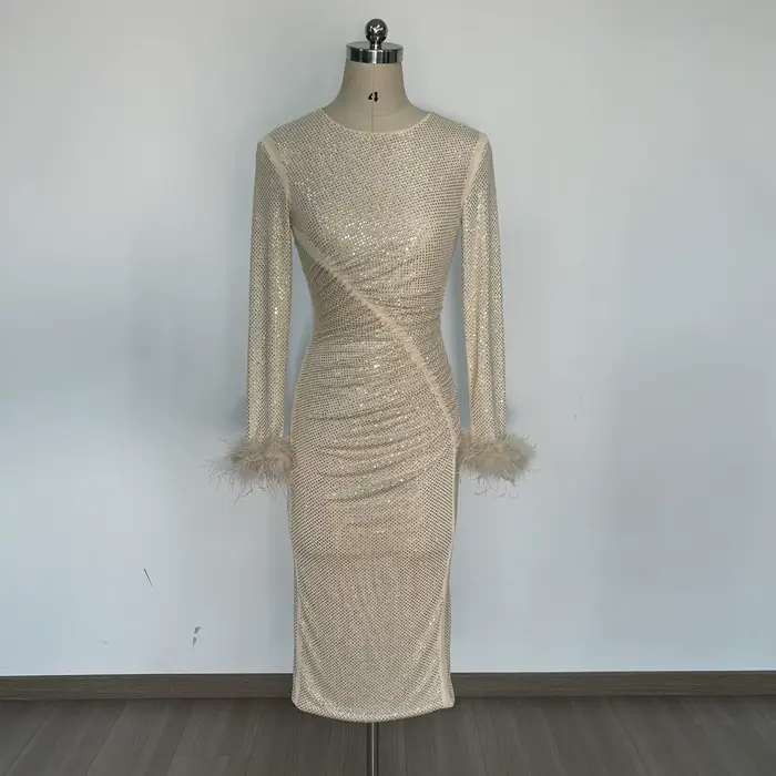 Robe chic à paillettes dorées avec détails de plumes – Robe mi-longue moulante élégante à manches lo