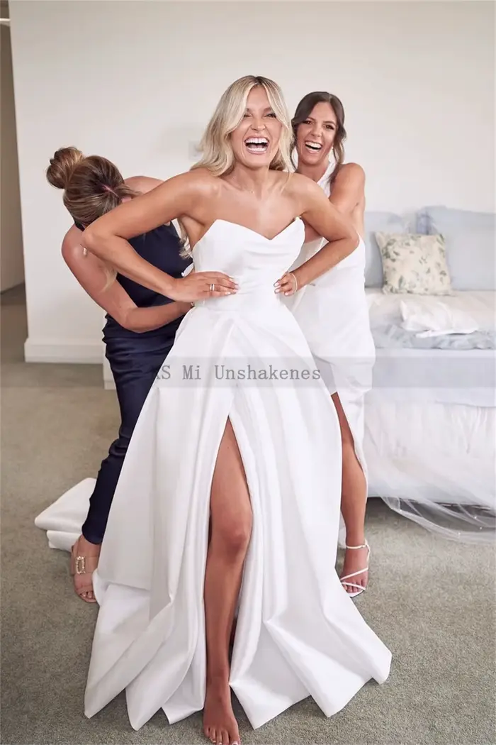 Robe de mariée en satin chic princesse avec fente haute et soutien-gorge intégré pour femmes occasions spéciales et cérémonies de mariage traditionnelles