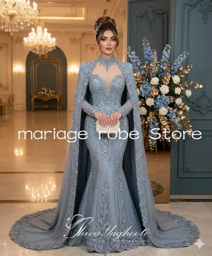 Robe de soirée caftan gris argenté avec cape à manches longues