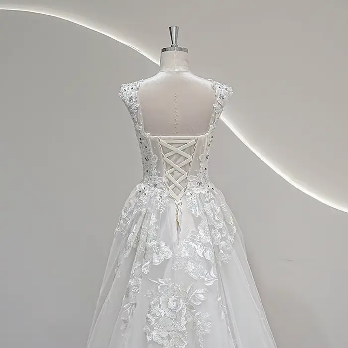 Robe de mariée bohème sur mesure avec train de 50 cm, ivoire, col carré, dentelle et perles pour cérémonie de plage ou événement romantique
