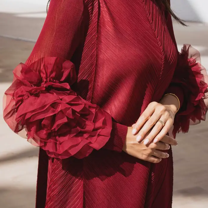 Femmes élégantes robes de soirée 2025 été nouvelle couleur unie classique à manches longues plaque fleur conception