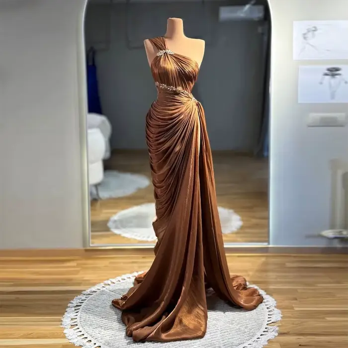 Robe de soirée asymétrique en satin chocolat froncé, plissée, élégante pour femme, pour occasions fo