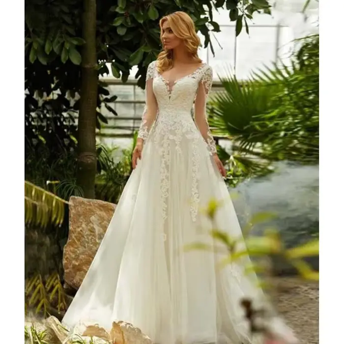 Robe de mariée en mousseline de soie et dentelle à manches longues avec col en V et train de balayage/brosse pour femmes occasions spéciales