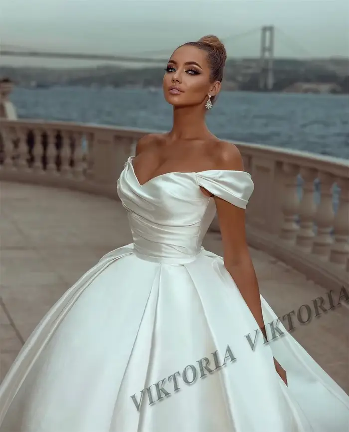 Robes de mariée princesse en satin pour femmes
