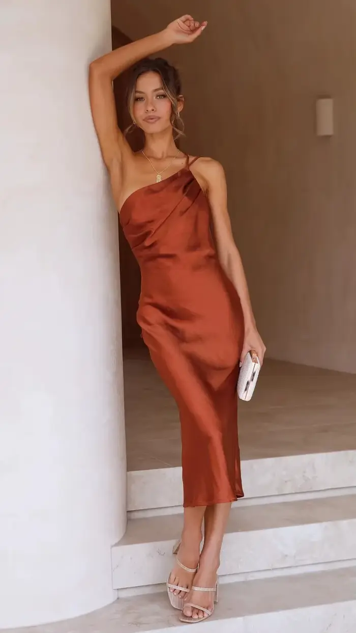 Robe élégante mi-longue ajustée avec lanière dorsale, nouvelle collection Printemps-Été 2025, style 