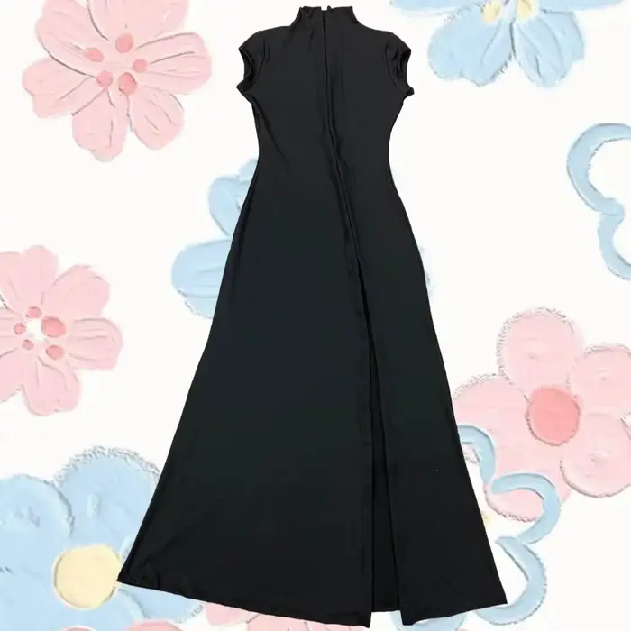 Robe longue noire à fente haute