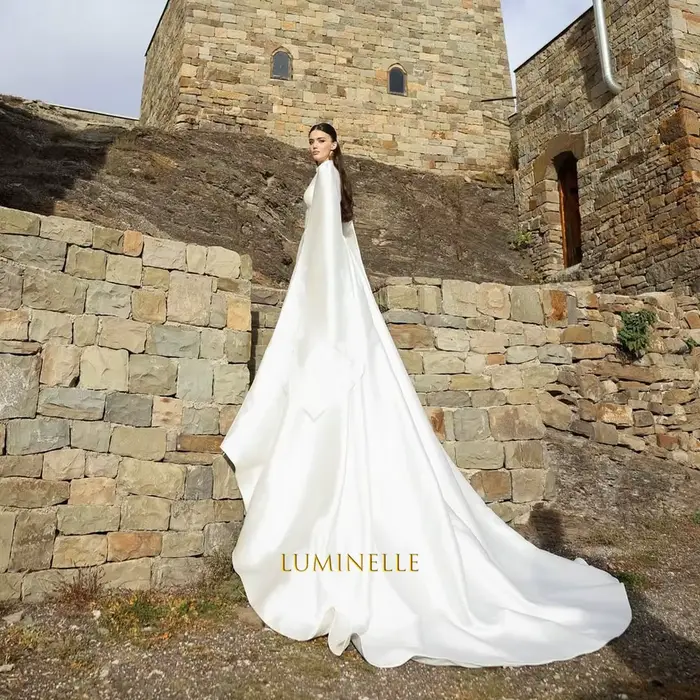 Robes de mariée en satin avec longue traîne