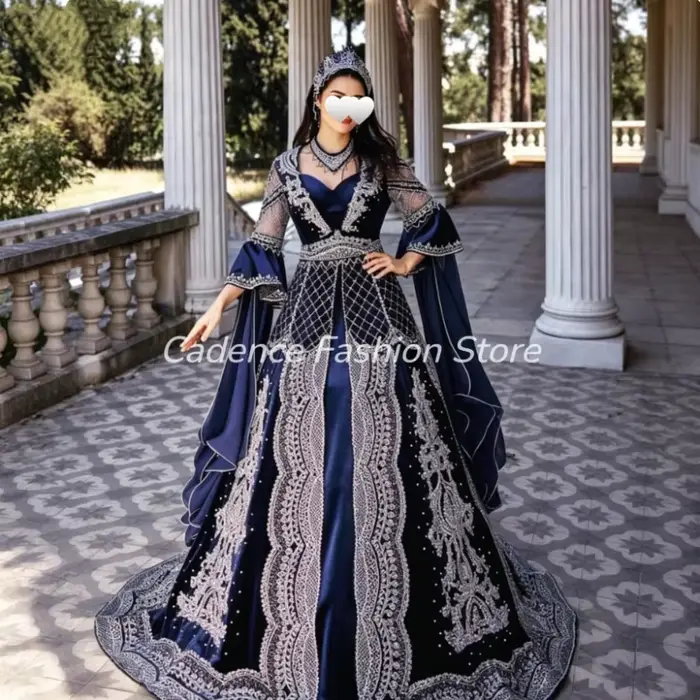 Robe de mariée albanaise en velours bleu royal, col en V traditionnel, manches cloche, dentelle arge
