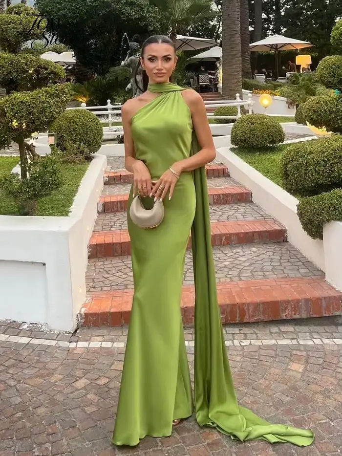 Robe longue en satin sexy asymmetrique a une epaule avec ruban sans manches dos nu cintrée a la taille pour femme collection été 2026 idéale pour les soirées