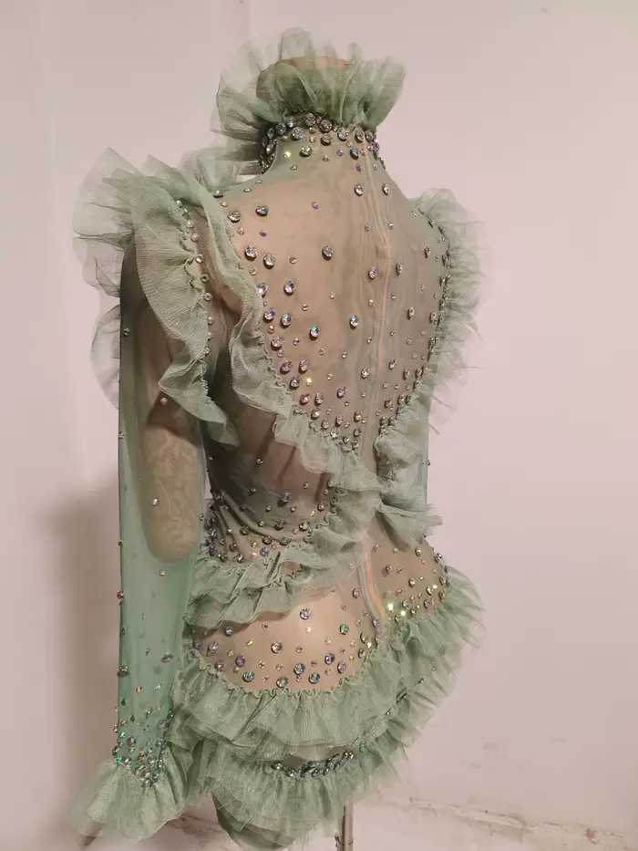 Robe moulante mini à manches longues en maille couleur menthe avec volants et paillettes brillantes pour femme