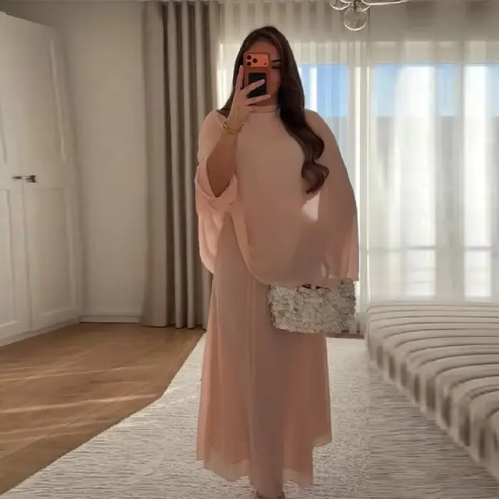 Robe longue élégante rose à col montant et cape pour femme