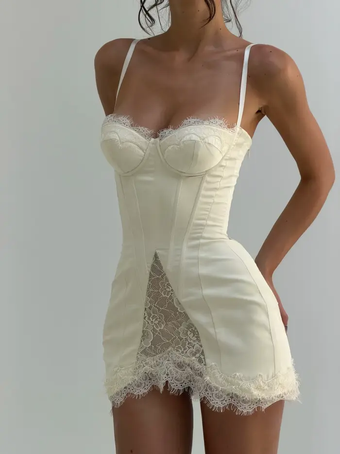 Nouvelle robe d'été moulante sexy à col halter en dentelle avec ceinture, style français, détails en