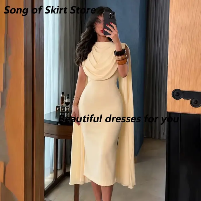 Robe de soirée courte élégante avec cape personnalisée
