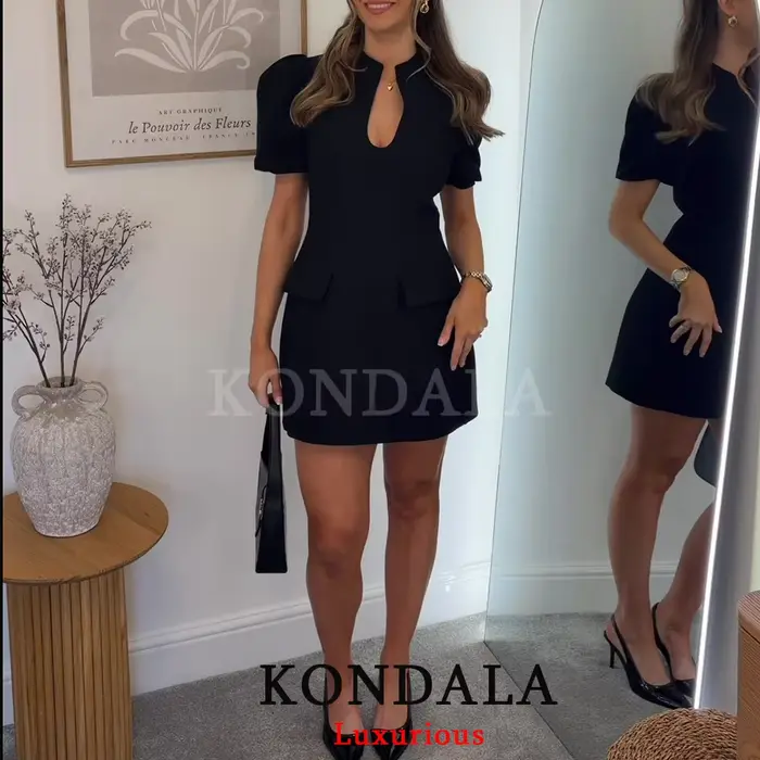 KONDALA Robe Courte Chic et Élégante pour Femme, Noire, Col Rond, Fermeture Éclair, Manches Courtes 
