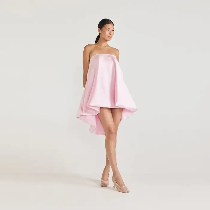 Robe mini bustier rose en satin pour femme, coupe trapèze asymétrique, élégante, pour l'été 2026, id