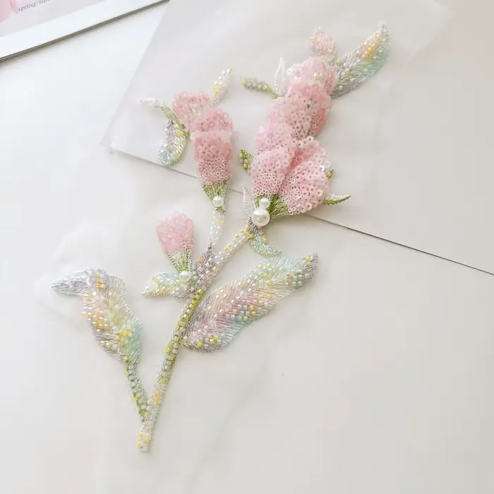 Tissu brodé pour robe de mariée, fleurs tridimensionnelles tendance, violet et rose, appliqué.