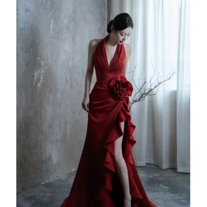 Col en v vin rouge robe de mariée