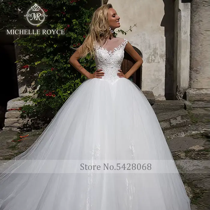 Robe de mariée Michelle Royce moderne avec train de chapelle et décolleté Mon Amour à offrir pour cérémonie religieuse ou réception chic