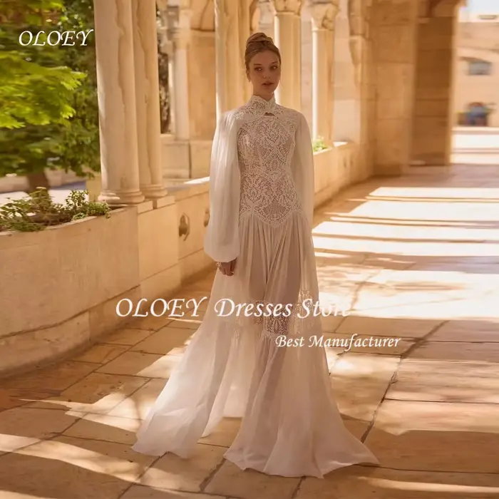 Robe de mariée en mousseline de soie avec appliques en dentelle, col rond, manches longues, silhouette sirène, idéale pour mariage bohème et plage